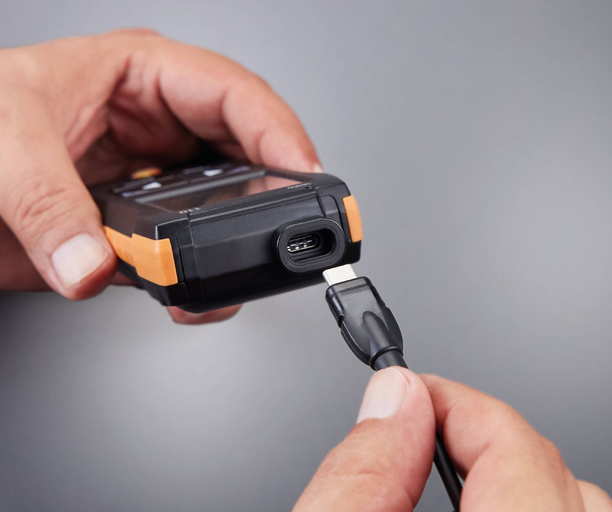 Testo 110 - NTC and Pt100 temperature measuring instrument with App connection